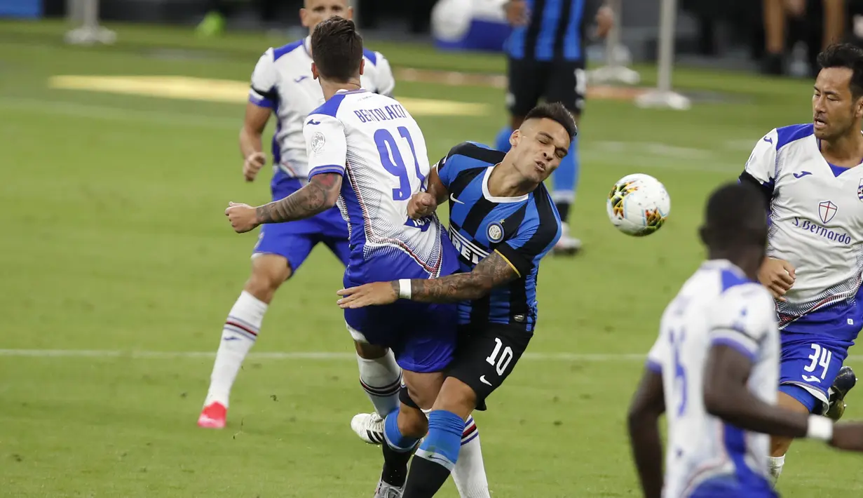 Pemain Sampdoria Andrea Bertolacci (kiri) dan pemain Inter Milan Lautaro Martinez berebut bola dalam pertandingan Serie A di Stadion San Siro, Milan, Italia, Minggu (21/6/2020). Inter Milan mengalahkan Sampdoria 2-1. (AP Photo/Antonio Calanni)