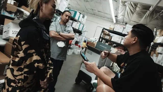 Agnez Mo dan Steve Muljoto sang kakak (Foto: Instagram/@agnezmo)