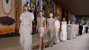 Dior merilis koleksi haute couture Spring Summer 2022 dalam Paris Fashion Week yang digelar di Musee Rodin, Senin (24/1/2022). Para tamu undangan disambut dengan meriahnya instalasi seni karya seniman India Madhvi dan Manu Parekh, seniman paling terkenal di India. (Dok/dior).