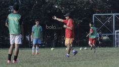 Pelatih Persija Jakarta U-17, Herry Latif, memimpin langsung latihan di Lapangan Banteng, Jakarta, Sabtu (2/7/2017). Latihan tersebut untuk persiapan jelang Piala Suratin U-17. (Bola.com/M Iqbal Ichsan)
