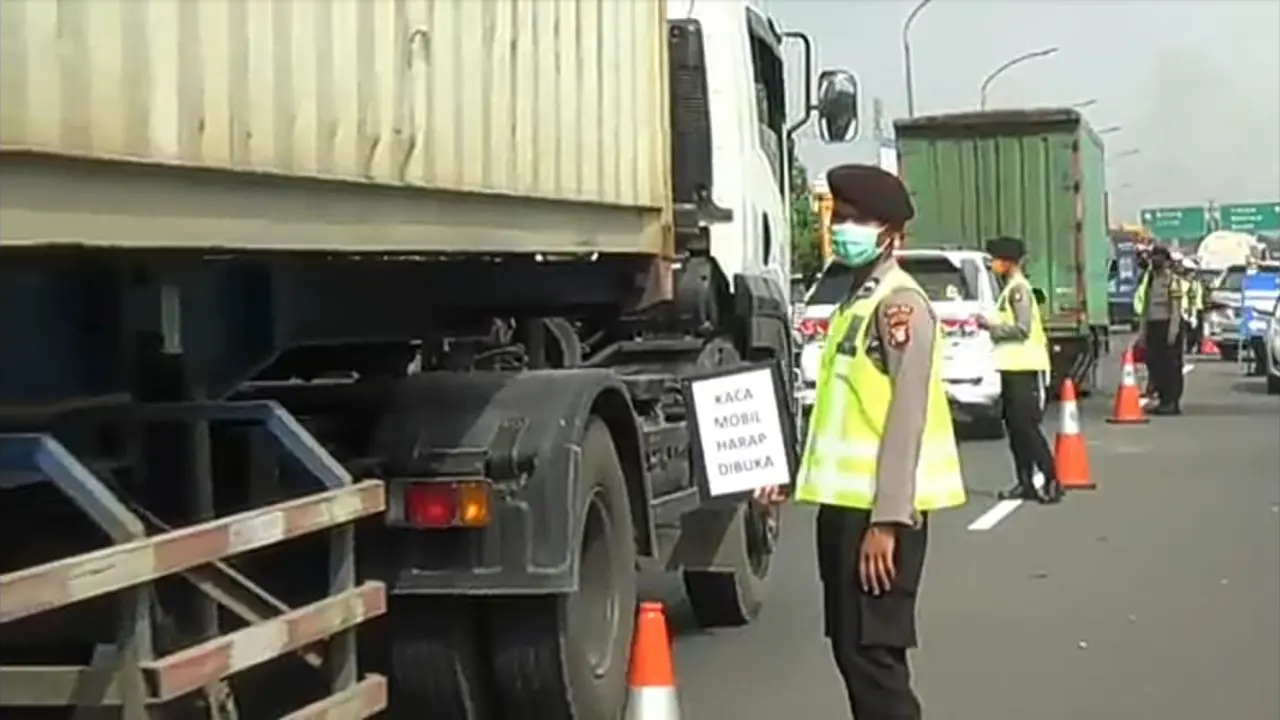 Polisi melakukan penyekatan di kawasan Tol Tangerang-Merak atau tepatnya di Tol Bitung, Tangerang