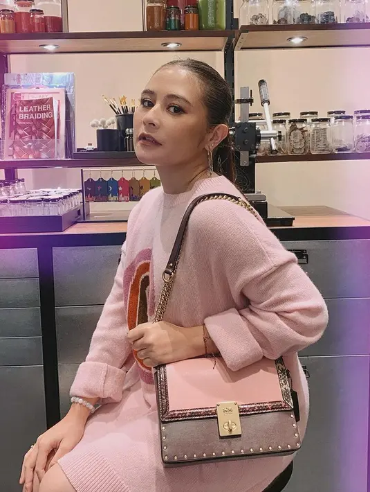 "Justru aku malah mau cowok yang membiarkan aku untuk bertumbuh, membiarkan aku berkembang, melakukan apa yang aku suka selagi positif. Dan aku juga nggak akan lupa waktu dan lupa tanggung jawab aku sebagai pasangan, gitu," pungkas Prilly Latuconsina. (Instagram/prillylatuconsina96)