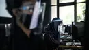 Peserta mengenakan masker, pelindung wajah, dan sarung tangan saat mengikuti Seleksi Bersama Masuk Perguruan Tinggi Negeri (SBMPTN) di Universitan Negeri Jakarta, Minggu (5/7/2020). Sebanyak 42.463 peserta mengikuti SBMPTN dengan prosedur protokol kesehatan. (Liputan6.com/Faizal Fanani)