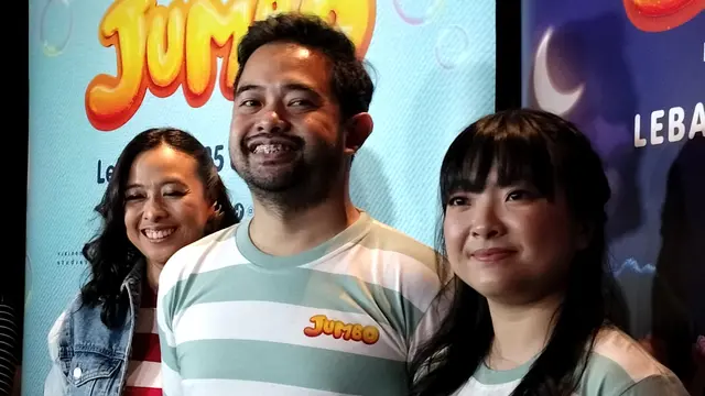 Anggia Kharisma (Produser), Ryan Adriandhy (Sutradara), dan Novia Puspa Sari pada saat Doorstop Film JUMBO di Plaza Senayan XXI, Jakarta Pusat, Rabu (12/2/25). (Foto: Liputan6.com/Rahmadina Sundari)