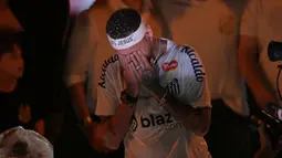 Neymar tak kuasa menahan air matanya saat pengenalan sebagai pemain baru Santos di Vila Belmiro, Sao Paulo, Brasil, Sabtu (01/02/2025) WIB. (AFP/Nelson Almeida)