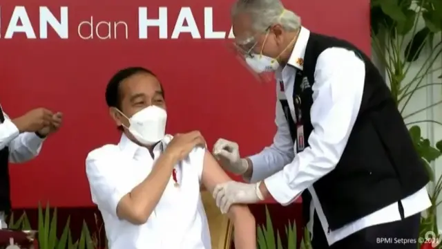Momen presiden Jokowi divaksin