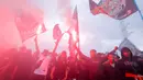 Sekadar informasi, laga kedua tim akan berlangsung di di Stadion Gelora Bandung Lautan Api (GBLA), pada Minggu 11 Januari 2025 pukul 15.30 WIB. Tampak dalam foto, pendukung Persija Jakarta atau The Jakmania menyalakan suar saat memenuhi Persija Training Ground, Bojong Sari, Depok, Jawa Barat, Jumat (9/1/2026). (Bola.com/M Iqbal Ichsan)