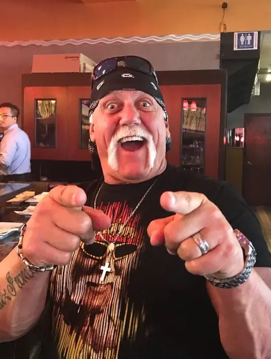 Rumah Hulk Hogan seperti kebun binatang. Pada tahun 2005 ia miliki 5 ayam, 1 ayam jago, 6 anjing, 1 kucing, dan masih banyak lagi. (instagram/hulkhigan)