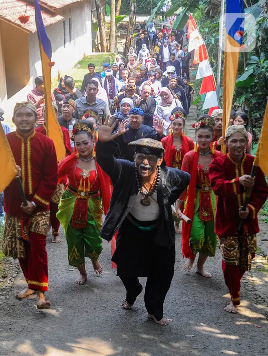 Warga membawa beragam hasil panen di sepanjang jalan kampung untuk kemudian diperebutkan setelah acara selesai. (merdeka.com/Arie Basuki)