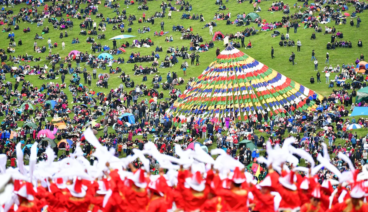 Sejumlah orang menyaksikan pertunjukan dalam upacara pembukaan Festival Pariwisata Shambhala ke-20 di Prefektur Otonom Etnis Tibet Gannan, Provinsi Gansu, China, 31 Agustus 2020. Festival Pariwisata Shambhala ke-20 dimulai di Padang Rumput Dangzhou pada Senin (31/8). (Xinhua/Chen Bin)