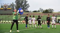 Pelatih kiper Persib Bandung, Luizinho Passos, memberikan pelatihan kepada para penjaga gawang Akademi Persib di Stadion Siliwangi, Kota Bandung, 10-11 Juni 2024. (Bola.com/Erwin Snaz)