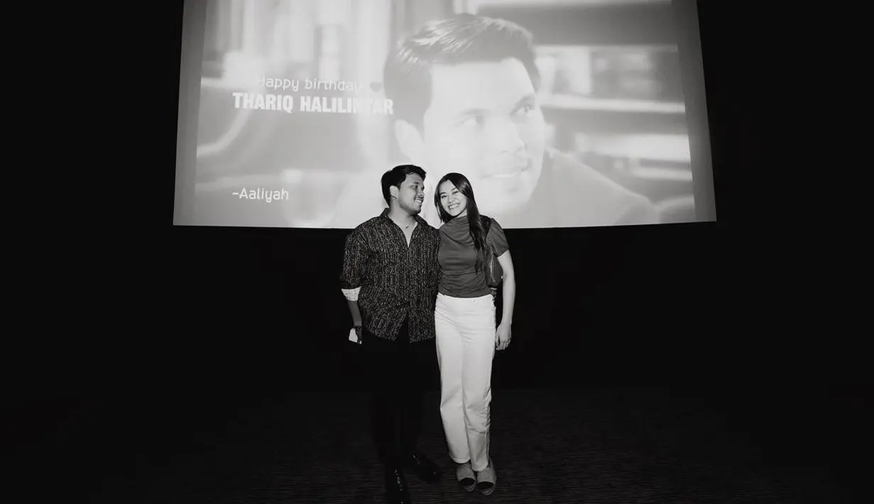 Momen-momen Aaliyah saat memberi kejutan kepada Thariq diunggah di akun Instagram pribadinya.  Seperti potret ini, tampak keduanya tampil serasi berpose di depan bioskop.