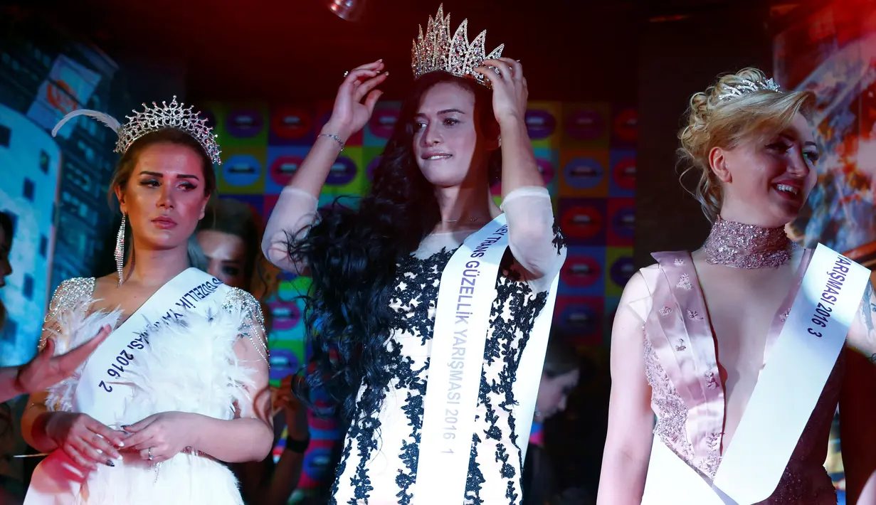 Rosalinda Peres (tengah) keluar sebagai pemenang Angel of Turkey, Kamis (26/5/2016). Angel of Turkey adalah kontes kecantikan yang dikhususkan untuk transgender/transeksual di Turki. (Reuters/ Murad Sezer)