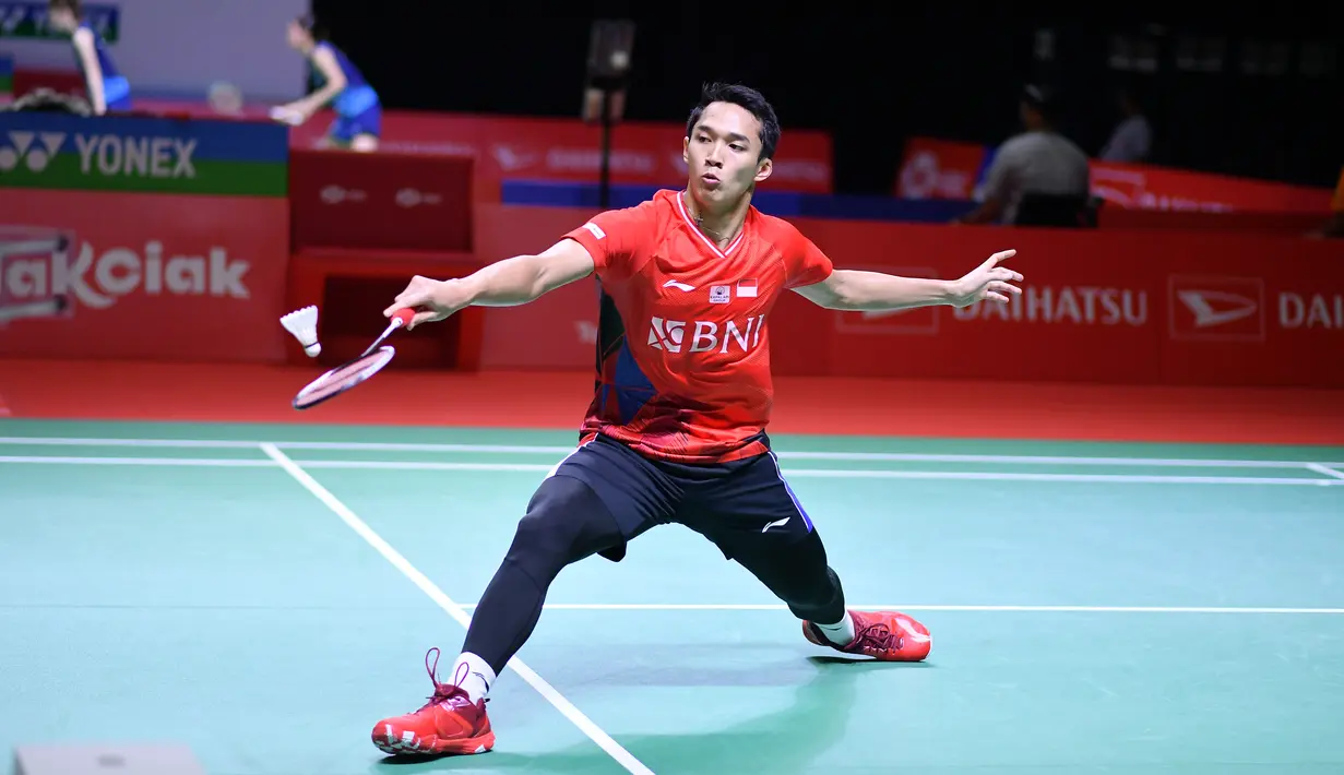 Tunggal putra Indonesia Jonatan Christie saat bertanding melawan pemain India Srikanth Kidambi pada babak 16 besar Indonesia Masters 2021 di Bali International Convention Centre & Westin Resort, Kamis (18/11/2021). Jojo, sapaan akrab Jonatan Christie, kalah 21-13, 18-21 dan 15-21. (HUMAS PP PBSI)