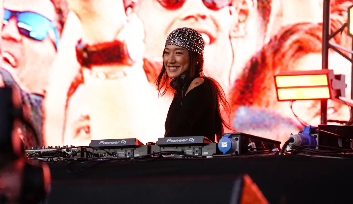 DJ Korea Selatan Peggy Gou tampil di atas panggung Field Day 2022, Victoria Park, London, Inggris, 20 Agustus 2022. Field Day merayakan hari jadinya yang ke-15 dengan kehadiran 50 ribu penggemar musik. (Photo by Alberto Pezzali/Invision/AP)