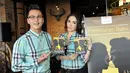 Pasangan Andhika Pratama dan Ussy Sulistyawati merilis buku biografi mereka berjudul "Bukan Cinta Cinderella" di Lippo Mall Kemang, Jakarta, Jumat (22/5). Buku tersebut menceritakan tentang perjalanan cinta mereka. (Liputan6.com/Panji Diksana)