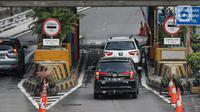Sejumlah pengguna jasa tol saat melakukan transaksi pembayaran di gerbang tol Semanggi, Jakarta, Sabtu (5/11/2022). Pemerintah berencana untuk mengimplementasikan bayar tol nontunai 'jarak jauh' atau nirsentuh mulai Desember 2022.  Sistem MLFF ini diharapkan bisa berjalan dengan baik dan dapat digunakan di seluruh ruas tol pada akhir 2023. Dengan demikian, maka pada 2024 semua ruas tol menggunakan sistem MLFF. (Liputan6.com/Faizal Fanani)