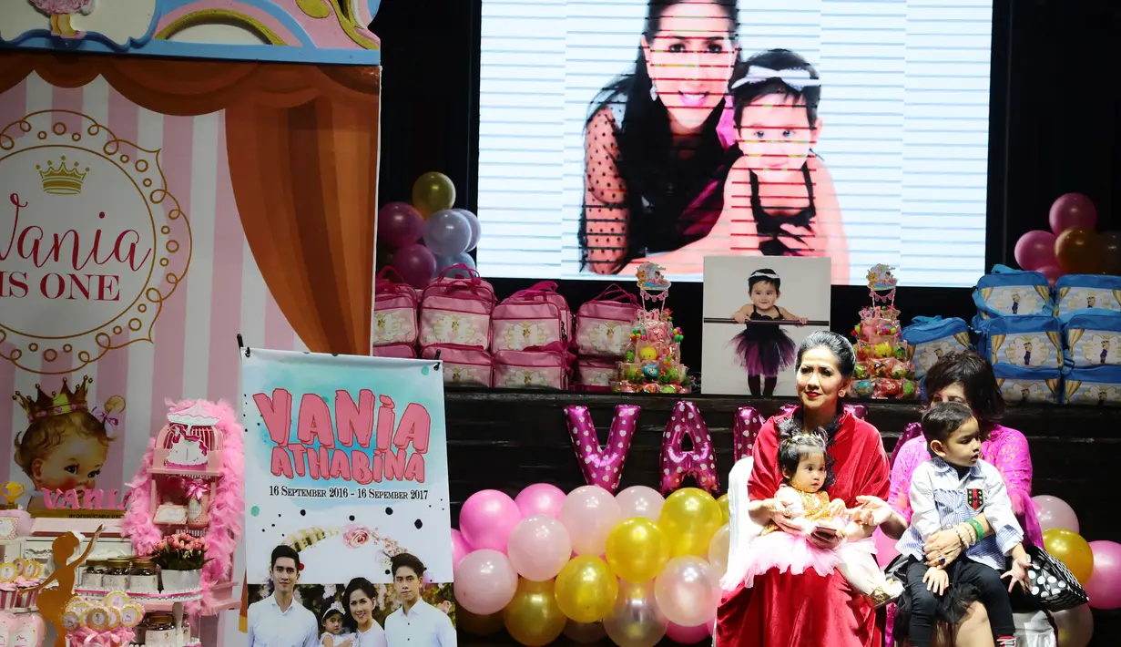 Kemeriahan terlihat dari pesta ulang tahun Vania yang digelar pada hari Minggu (17/9/2017) di Hotel Borobudur, Jakarta Pusat. Tema bernuansa warna Pink pun hadir di pesta ulang tahun gadis cilik itu. (Nurwahyunan/Bintang.com)