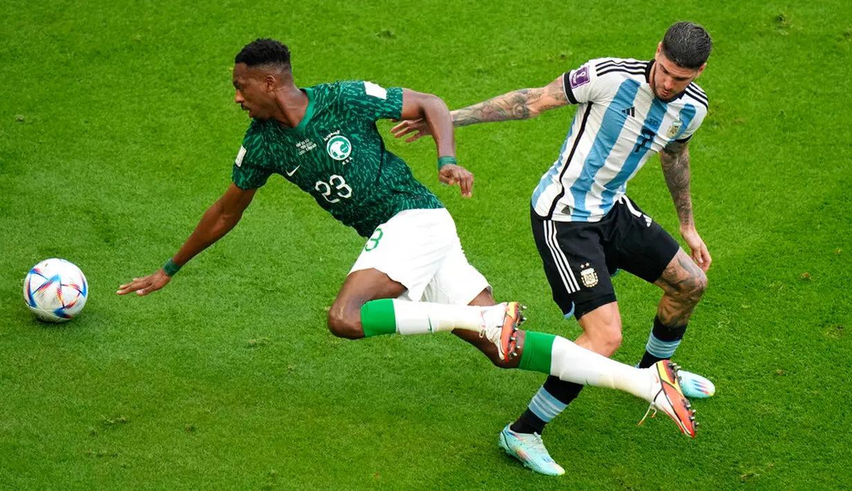 Pemain Arab Saudi Mohamed Kanno (kiri) dan pemain Argentina Rodrigo De Paul memperebutkan bola pada pertandingan sepak bola Grup C Piala Dunia 2022 di Stadion Lusail, Lusail, Qatar, Selasa (22/11/2022). Arab Saudi mengalahkan Argentina dengan skor 2-1. (AP Photo/Luka Bruno)