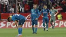 Ekspresi para pemain Real Madrid usai kalah dari Sevilla pada laga La Liga Santander di Sanchez Pizjuan stadium, Seville, (9/5/2018). Madrid kalah 2-3 dari Sevilla.  (AP/Miguel Morenatti)
