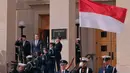 Kerja sama ini guna menjaga perdamaian dan stabilitas di kawasan Indo-Pasifik. Tampak dalam foto, Menteri Urusan Perang Amerika Serikat, Pete Hegseth (kedua kiri) bersama Menteri Pertahanan Republik Indonesia, Sjafrie Sjamsoeddin (kiri), mengikuti upacara penghormatan di Pentagon, Arlington, Virginia, pada 13 April 2026. (Chip Somodevilla/Getty Images North America/Getty Images via AFP)