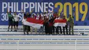 Suporter memberikan dukungan kepada Timnas Indonesia U-22 saat melawan Thailand U-22 pada laga SEA Games 2019 di Stadion Rizal Memorial, Manila, Selasa (26/11). Indonesia menang 2-0 atas Thailand. (Bola.com/M Iqbal Ichsan)