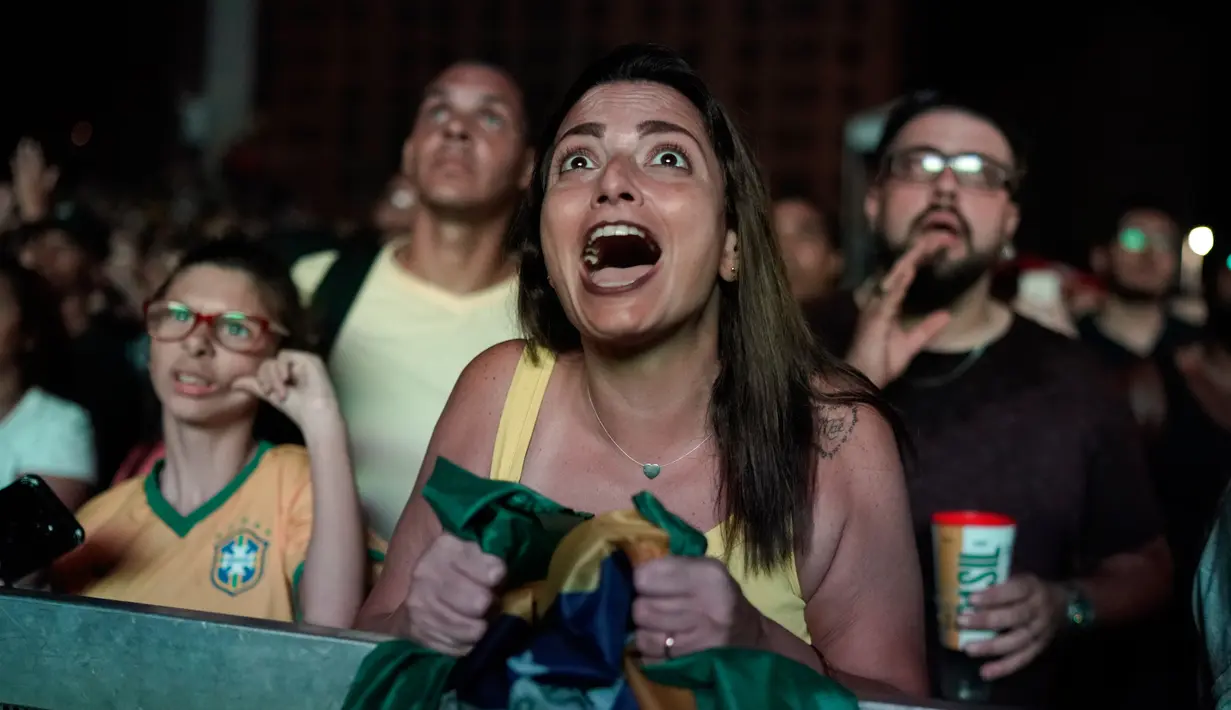 Fans wanita bersorak saat menyaksikan pertandingan antara Brasil melawan Argentina pada semifinal Copa America 2019 di Rio de Janeiro, Brasil (2/7/2019). Di pertandingan ini Brasil menang 2-0 atas Argentina berkat gol striker Gabriel Jesus dan Roberto Firmino. (AP Photo/Leo Correa)