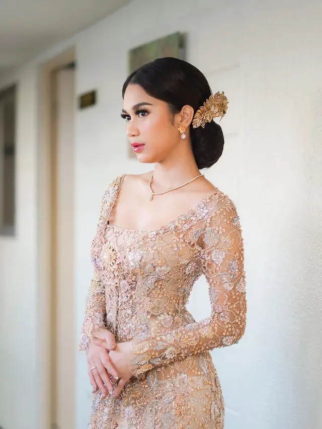 Potret Azizah Salsha Kenakan Batik dan Kebaya, Pancarkan Aura Menawan