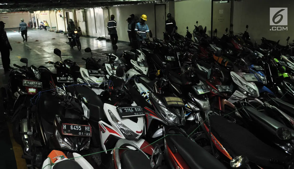Sejumlah motor terparkir di KM Dobonsolo tujuan Tanjung Emas Semarang di Terminal Penumpang Nusantarapura, Pelabuhan Tanjung Priok, Jakarta (30/5/2019). Pemerintah menambah kuota mudik gratis bagi pemotor hingga 3 Juni mendatang (merdeka.com/Iqbal S. Nugroho)