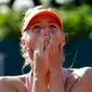 Ekspresi petenis Rusia, Maria Sharapova usai berhasil memenangkan turnamen Perancis Terbuka di Stadion Roland Garros, Paris, (7/6/2014). (REUTERS/Vincent Kessler)