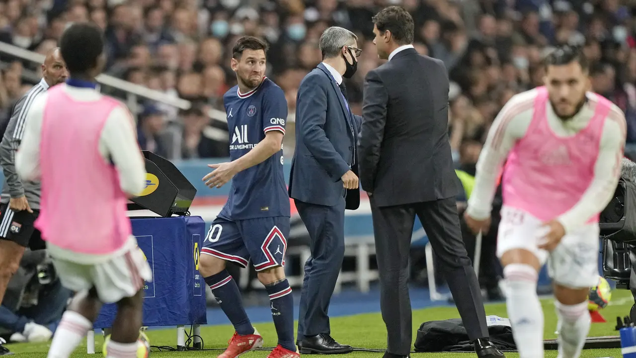 Foto: Ngambek Saat Diganti pada Laga PSG Kontra Lyon, Lionel Messi Enggan Jabat Tangan Mauricio Pochettino