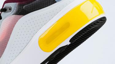 Cara Mudah Dan Praktis Belanja Online Sneakers Favorit Dari Rumah Fashion Fimela Com