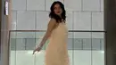 Marsha Aruan mengenakan dress bling-bling putih dipadukan boots warna serasi. Ia pun mengenakan gelang friendship. [@aruanmarsha]