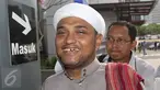 Sekjen Dewan Syuro DPD Front Pembela Islam (FPI) DKI Jakarta Novel Bamukmin tersenyum kepada awak media saat menyambangi Sentra Pelayanan Kepolisian Terpadu (SPKT) Polda Metro Jaya, Jakarta, Kamis (5/1). (Liputan6.com/Immanuel Antonius)