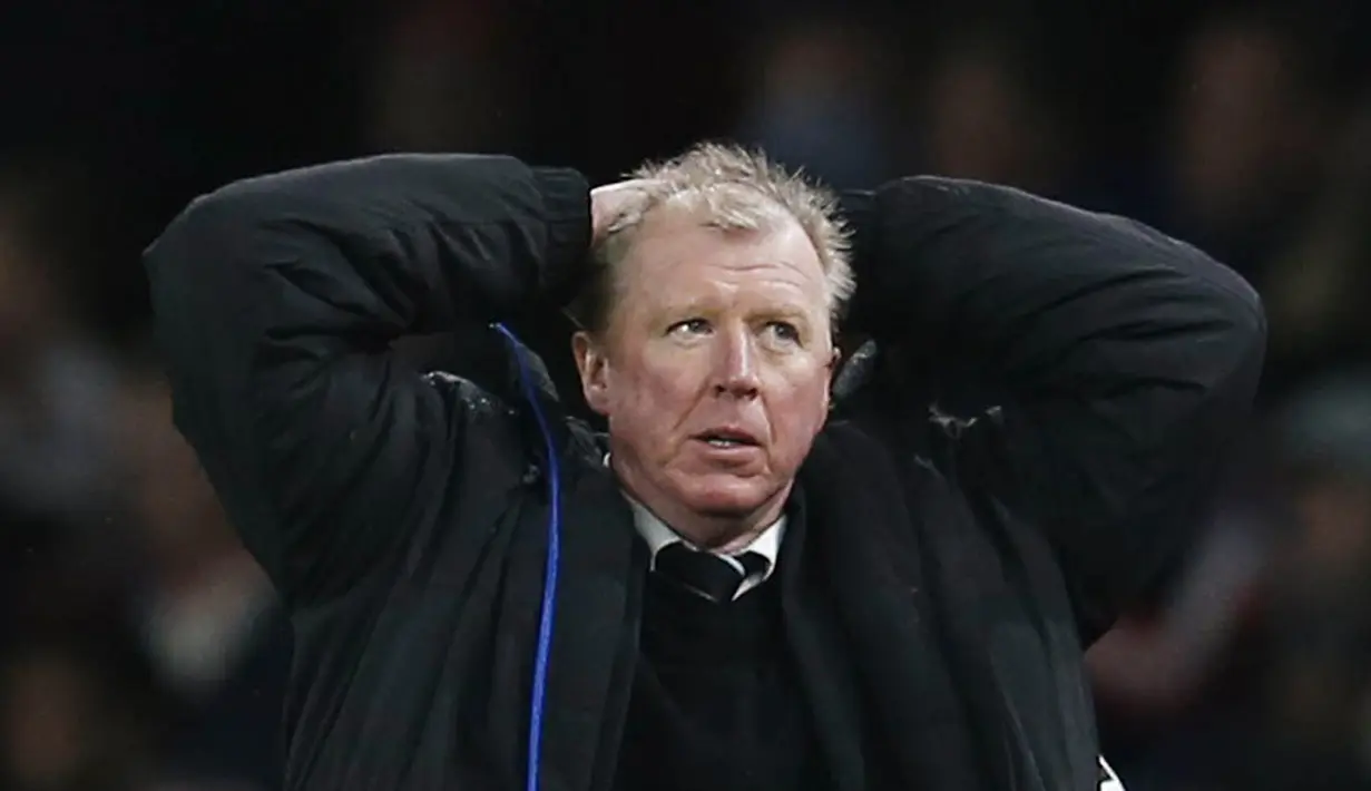 Pelatih Newcastle, Steve McClaren, tampak kecewa usai kekalahan dari Arsenal pada laga Liga Premier Inggris. Ini merupakan kekalahan ke-11 Newcastle pada musim 2015/2016. (Reuters/Eddie Keogh)