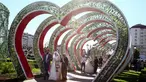 Pasangan yang baru menikah menghadiri perayaan Rusia City Day di Grozny, Rusia, (5/10). Sebanyak 199 pasangan menikah di Taman Bunga Grozny pada perayaan tersebut. (AP Photo / Musa Sadulayev)