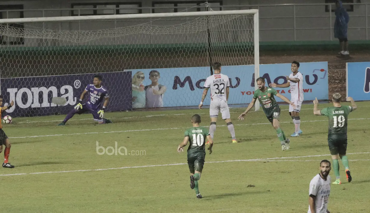 Striker PS TNI, Elio Bruno, Melakukan selebrasi usai mencetak gol ke gawang Bali United pada laga lanjutan liga 1 di Stadion Pakansari, Bogor, Senin (10/7/2017). Bali United menang 4-3 atas PS TNI. (Bola.com/M Iqbal Ichsan)