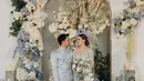 Pasangan Thariq Halilintar dan Aaliyah Massaid memilih nuansa biru muda yang lembut untuk tema besar acara mereka, dari outfit hingga dekorasi. [Foto: Instagram/thariqhalilintar]