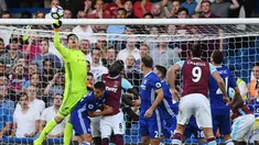 Penjaga gawang Chelsea, Thibaut Courtois melakukan penyelamatan di laga Liga Primer Inggris melawan West Ham United di Stadion Stamford Bridge, London, Senin (15/8). Chelsea menang 2-1 di laga perdananya. (REUTERS/ Tony O'Brien)