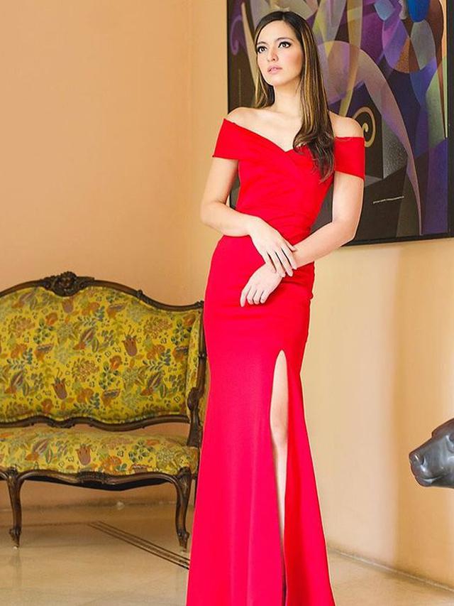 7 Potret Nia Ramadhani Pakai Dress Hight Slit, Tampil Menawan