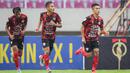 Para pemain PSG Pati merayakan gol ke gawang Hizbul Wathan FC yang dicetak Dadang Apridianto (kanan) dalam laga matchday ke-10 Grup C Liga 2 2021/2022 di Stadion Manahan, Solo, Selasa (30/11/2021). (Bola.com/Bagaskara Lazuardi)