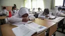 Sejumlah murid mengerjakan soal pelajaran di SDN Cibubur 04, Jakarta, Jumat (13/5/2022). Kegiatan belajar di sekolah yang mencakup wilayah DKI Jakarta, Banten, dan Jawa Barat kembali dimulai pascalibur Lebaran. (Liputan6.com/Faizal Fanani)