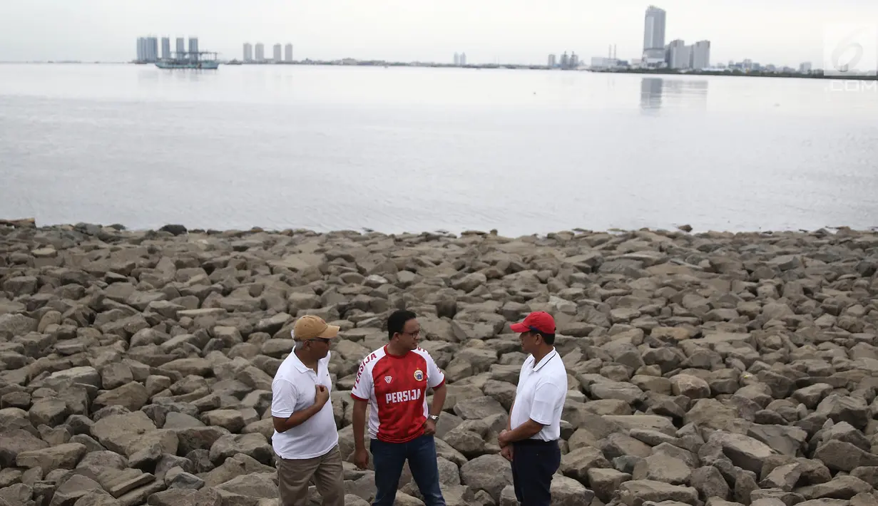 Gubernur DKI Jakarta Anies Baswedan meninjau area pembangunan jalur Jalan Sehat dan Sepeda Santai (Jalasena) di kawasan Pantai Kita dan Pantai Maju, Minggu (23/12). Jalasena memiliki fasilitas lintasan jogging dan sepeda. (Liputan6.com/Herman Zakharia)