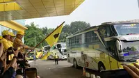 Ketua Umum Partai Golkar Airlangga Hartarto, melepas bus serta peserta mudik gratis di Kantor DPP Partai Golkar, Slipi, Jakarta Barat, Rabu, (3/4/2024). (Liputan6.com/ Delvira Hutabarat)