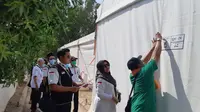 Petugas PPIH mulai memasang nomor tenda Arafah, Minggu (05/08). (foto: istimewa)