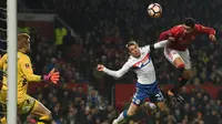 Bek Manchester United, Chris Smalling, melepaskan sundulan yang berujung gol ke gawang Wigan Athletic pada laga putaran keempat Piala FA, di Stadion Old Trafford, Minggu (29/1/2017). (AFP/Paul Ellis). 