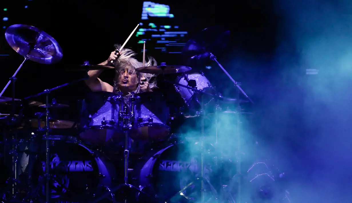 Aksi drummer Scorpions Mikkey Dee saat tampil dalam festival musik Rock in Rio, Rio de Janeiro, Brasil, Sabtu (5/10/2019). (AP Photo/Leo Correa)