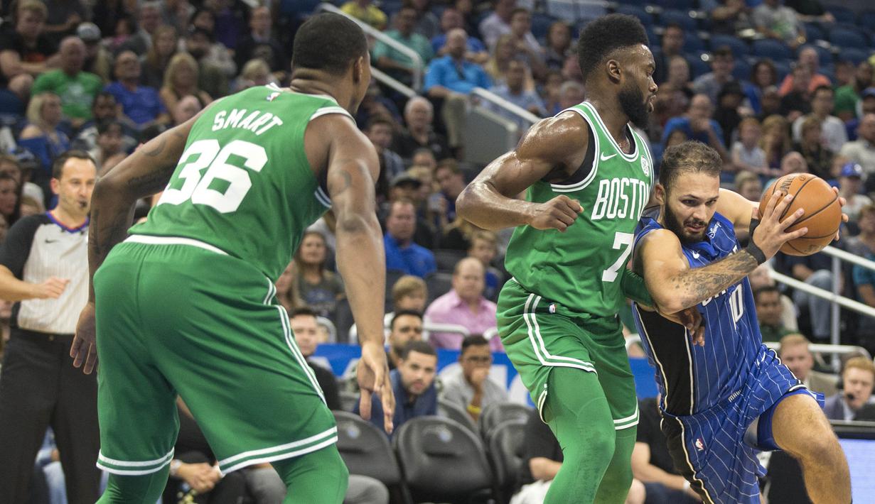 Pebasket Orlando Magic, Evan Fournier, menghindari penjagaan pebasket Boston Celtics, Jaylen Brown, pada laga NBA di Amway Center, Orlando, Minggu (5/11/2017). Magic kalah 88-104 dari Celtics. (AP/Willie J Allen Jr)