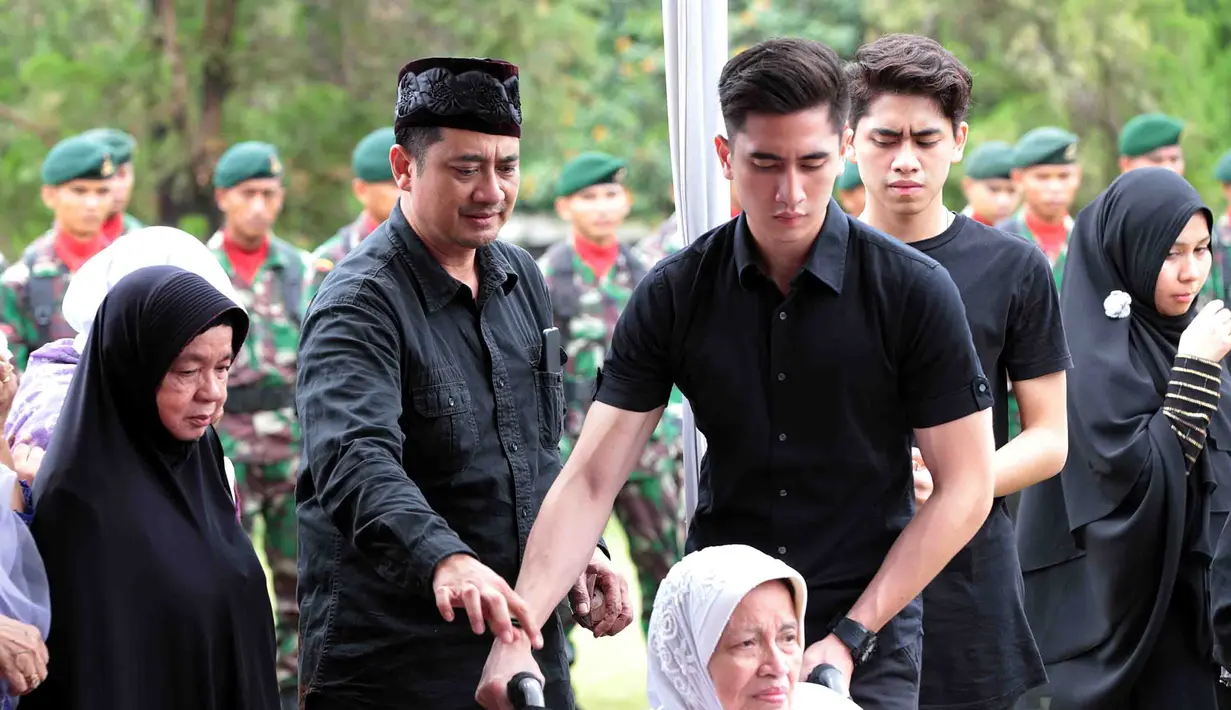 Duka mendalam dirasakan oleh pesinetron Anak Sekolahan Verrel Bramasta. Ia baru saja ditinggal kakeknya untuk selama-lamanya, Jumat (17/3). Sabtu, ayah Ivan Fadilla itu dimakamkan di TMP Kalibata. (Deki Prayoga/Bintang.com)