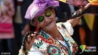 Buat Ibunda bahagia, pria berusia 74 tahun ini berpenampilan tiap akhir pekan selama 14 tahun lamanya. (Foto : odditycentral,com)